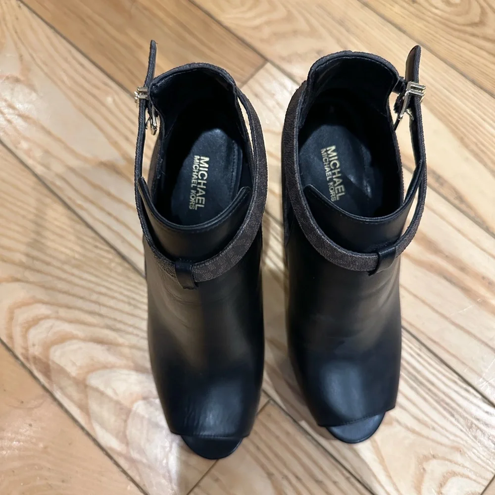 Michael Kors Lawson Open Toe High Heel Black Leather/Brown Signature Logo - Picture 5 of 8